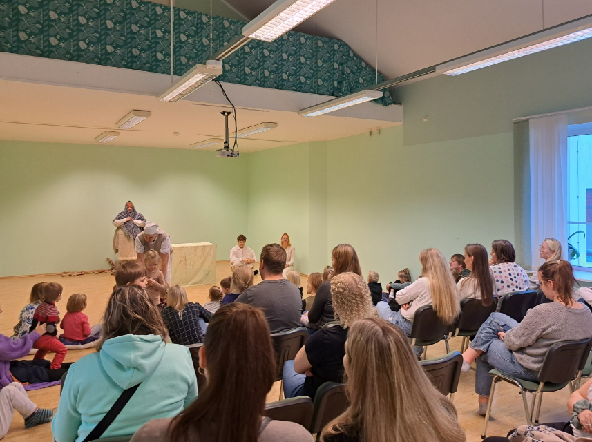 Etendus „Oli ilus suvepäev“ Loo Kultuurimajas 🌿 Loo Lastehommik: “Oli ilus suvepäev” Laupäeval, 25. oktoobril kell 11.00 tõi Kehra Nukk Loo Kultuurimaja lavale 